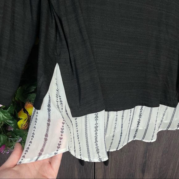 💙2/$40💙Status by Chenault Printed Tiered Blouse Size Medium - Picture 7 of 16